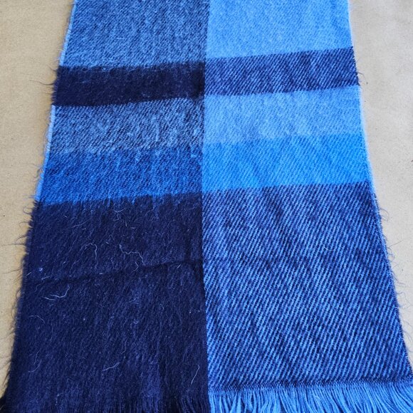 Driving gloves and muffler - Picture 3 of 6